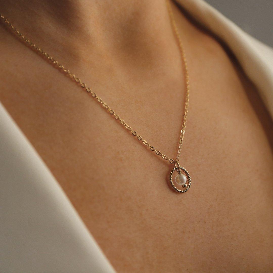 Freshwater pearl gold-plated necklace worn around the neck of a model.
