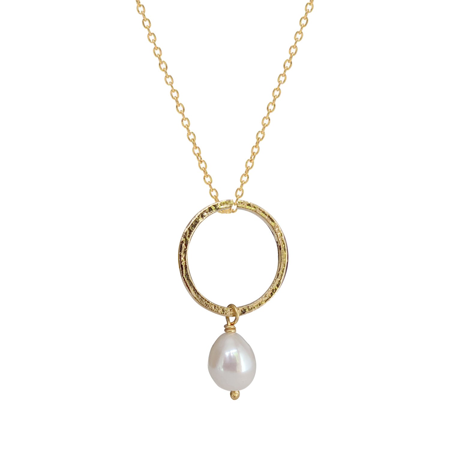 Close up of a freshwater pearl pendant, hanging from a gold-plated hammered ring and on a gold-plated chain.