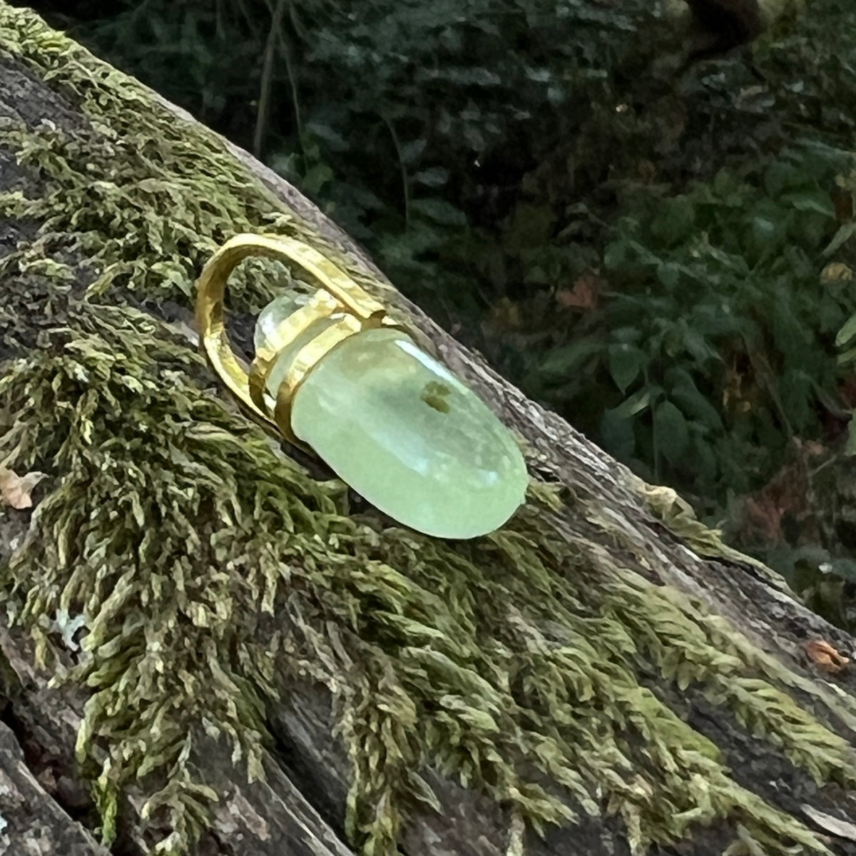 Prehnite pebble double bridge pendant