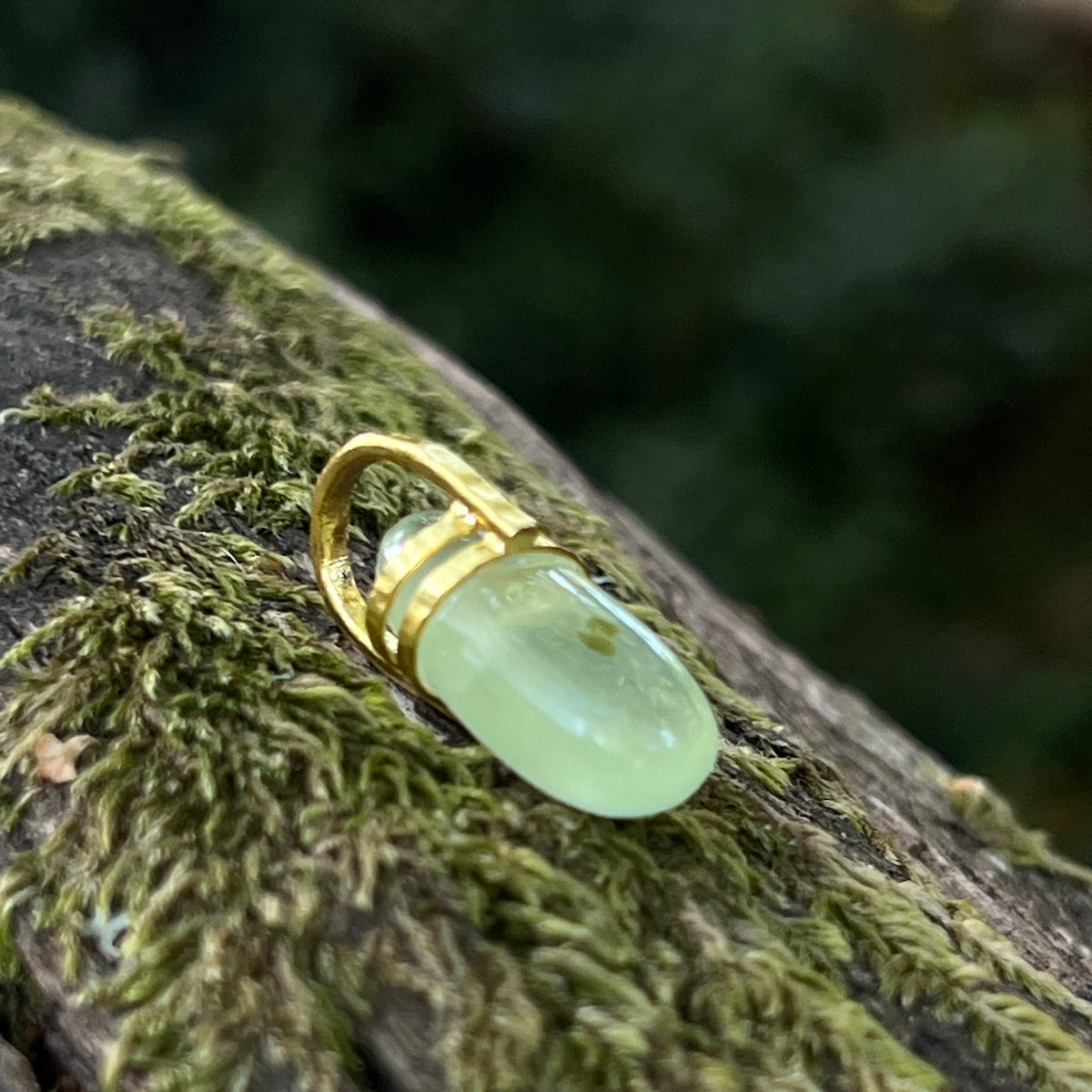 Prehnite pebble double bridge pendant